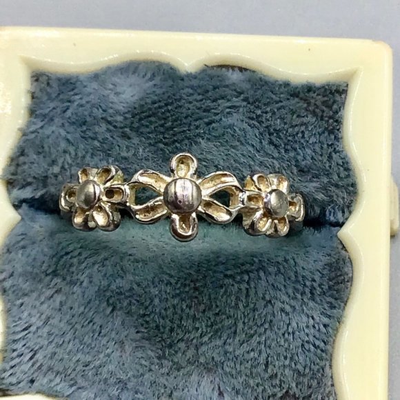 Petite Sterling Silver Flowers Ring Size 8.75 Triple Daisy Design Thin Band - Picture 3 of 12